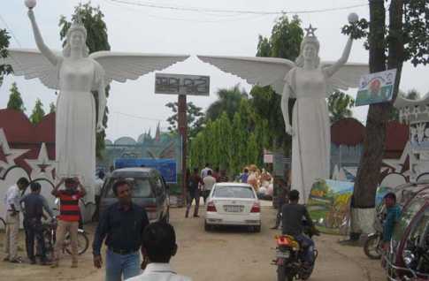 স্বপ্নপুরীতে মানুষের উপচে পড়া ভিড়